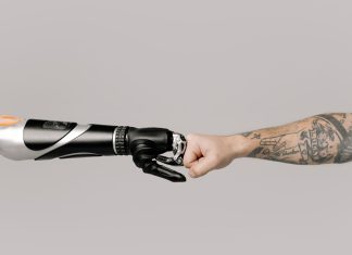 IA e controllo umano, i manager vogliono l’”human in the loop” più dei vertici human in the loop uomo robot - pexels