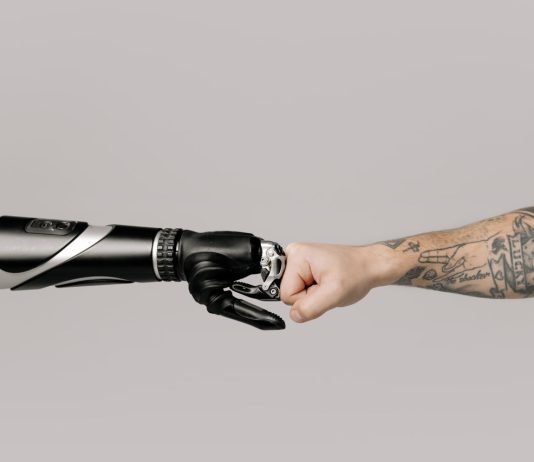IA e controllo umano, i manager vogliono l’”human in the loop” più dei vertici human in the loop uomo robot - pexels