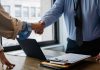 L’86% delle aziende italiane cerca profili tech assunzioni stretta di mano talenti pexels