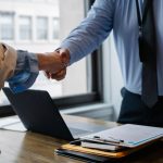 assunzioni stretta di mano talenti pexels