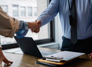 L’86% delle aziende italiane cerca profili tech assunzioni stretta di mano talenti pexels