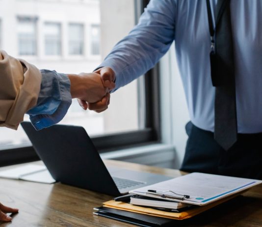assunzioni stretta di mano talenti pexels