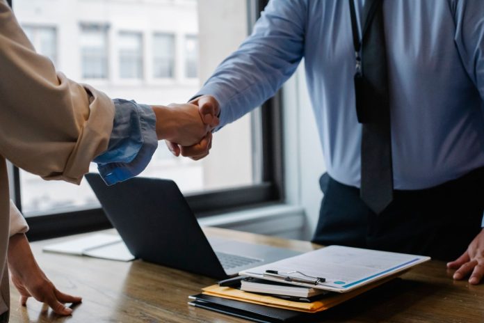 assunzioni stretta di mano talenti pexels assunzioni stretta di mano talenti pexels